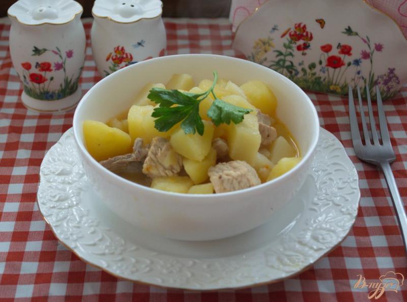 Фото приготовление рецепта: Рагу из индюшиного филе с картофелем и овощами шаг №8