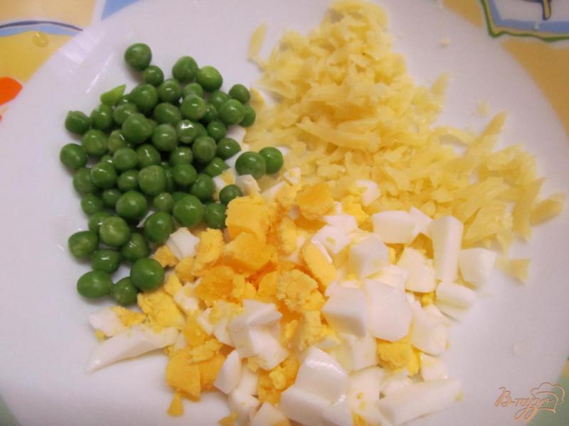 Фото приготовление рецепта: Нежный салат из замороженного горошка шаг №3