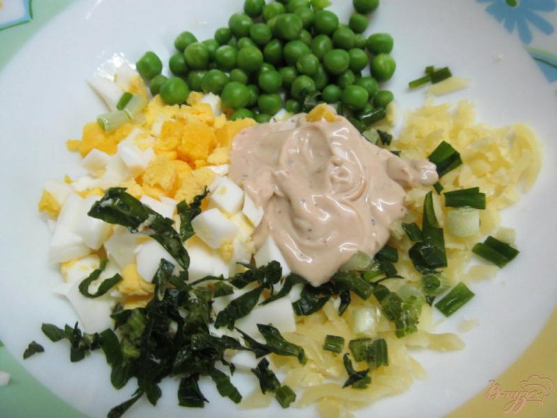 Фото приготовление рецепта: Нежный салат из замороженного горошка шаг №4