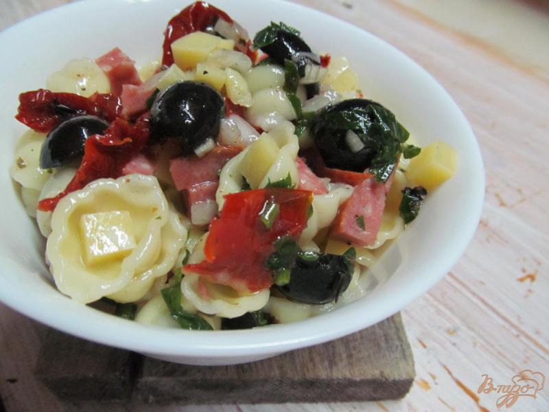 Фото приготовление рецепта: Салат с макаронами оливками и вялеными томатами шаг №5