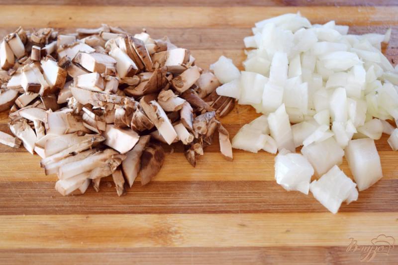 Фото приготовление рецепта: Кулечки с грибами и картофелем из слоеного теста шаг №2