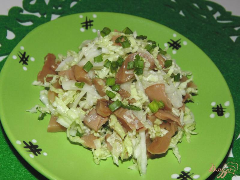 Фото приготовление рецепта: Салат из пекинской капусты с маринованными грибами шаг №6
