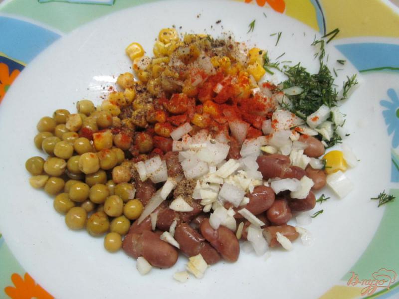 Фото приготовление рецепта: Салат из бобовых и риса шаг №4