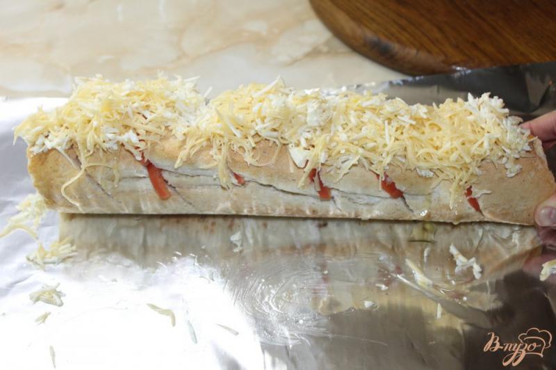 Фото приготовление рецепта: Чесночный багет с помидорами и сыром шаг №4