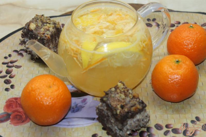 Фото приготовление рецепта: Имбирный чай с лимоном, мандаринами и медом шаг №7
