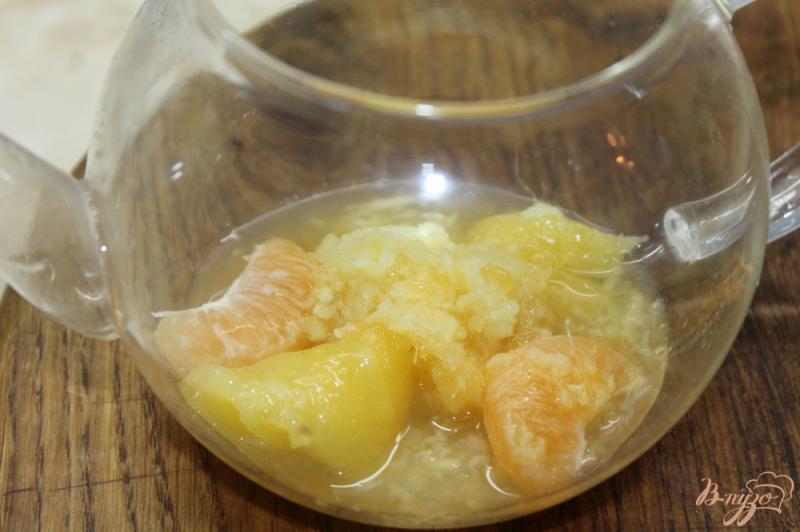Фото приготовление рецепта: Имбирный чай с лимоном, мандаринами и медом шаг №6