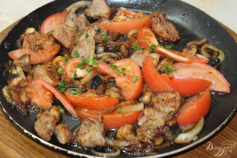 Фото приготовление рецепта: Свинина тушенная с помидорами в томатном соусе шаг №7