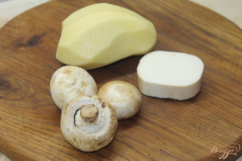 Фото приготовление рецепта: Картофельное пюре с грибами и сыром шаг №1