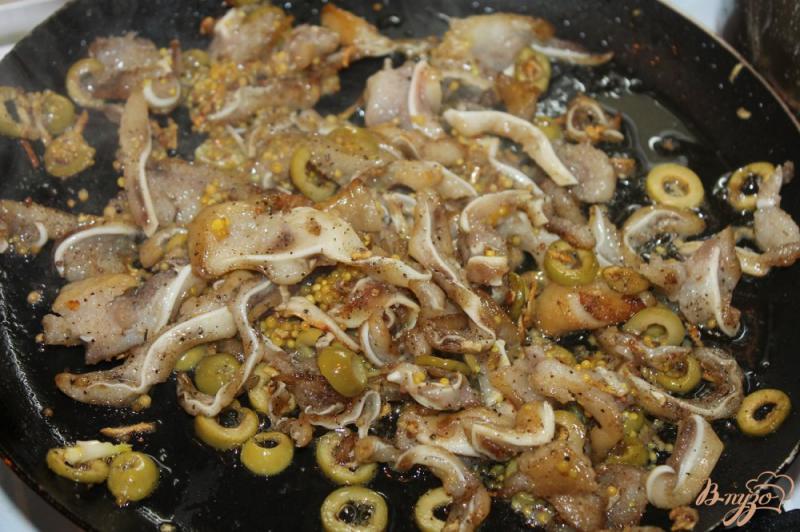 Фото приготовление рецепта: Свиные ушки жаренные с оливками и французской горчицей к пиву шаг №5