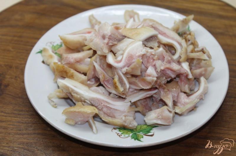 Фото приготовление рецепта: Свиные ушки жаренные с оливками и французской горчицей к пиву шаг №2