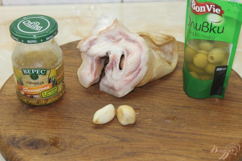Фото приготовление рецепта: Свиные ушки жаренные с оливками и французской горчицей к пиву шаг №1