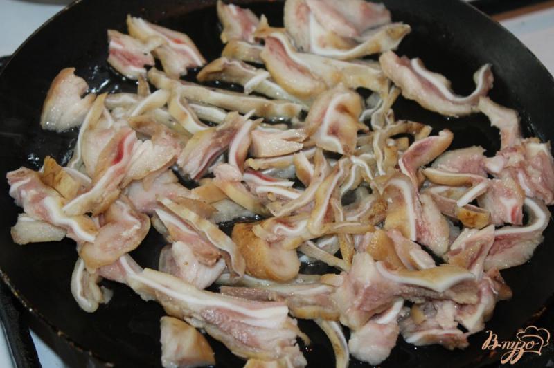 Фото приготовление рецепта: Свиные ушки жаренные с оливками и французской горчицей к пиву шаг №3