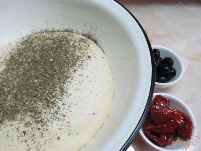 Фото приготовление рецепта: Фокачча с оливками и вялеными томатами шаг №4