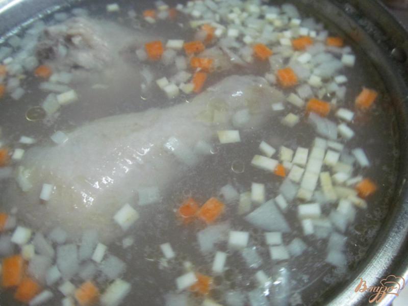 Фото приготовление рецепта: Куриный суп с пастой орзо шаг №3