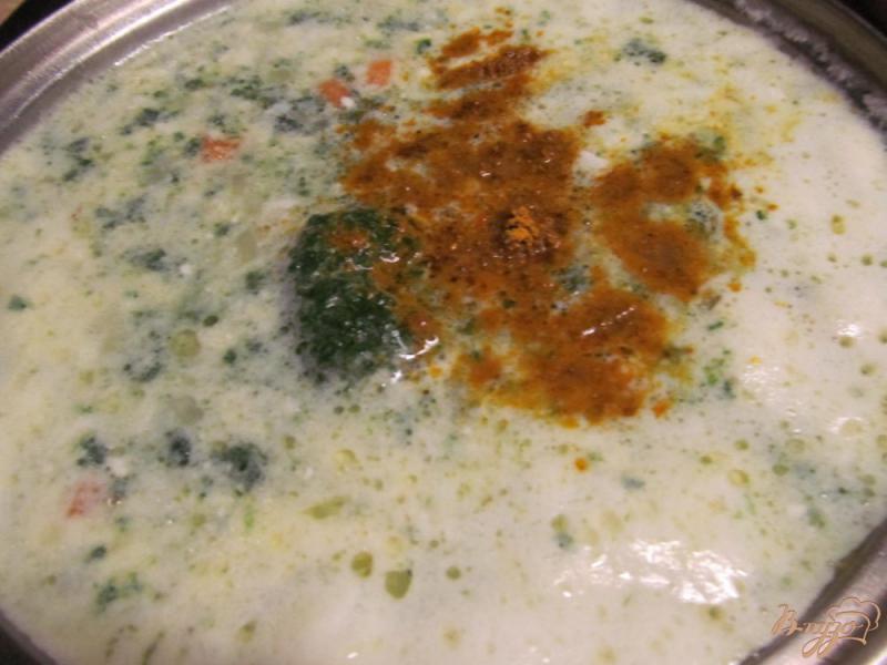 Фото приготовление рецепта: Куриный суп с пастой орзо шаг №7