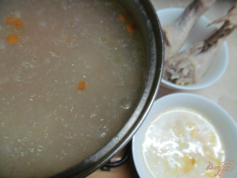 Фото приготовление рецепта: Куриный суп с пастой орзо шаг №5