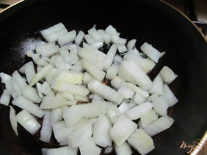Фото приготовление рецепта: Тушенная свинина с луком и яблоком шаг №3