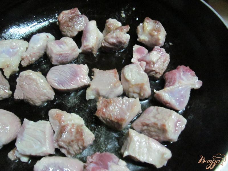 Фото приготовление рецепта: Тушенная свинина с луком и яблоком шаг №2