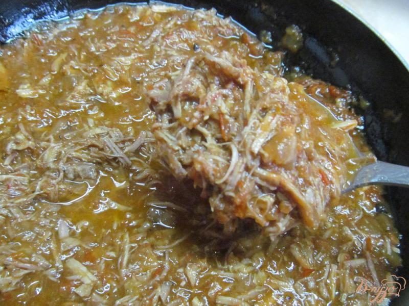 Фото приготовление рецепта: Тушенная свинина с луком и яблоком шаг №9