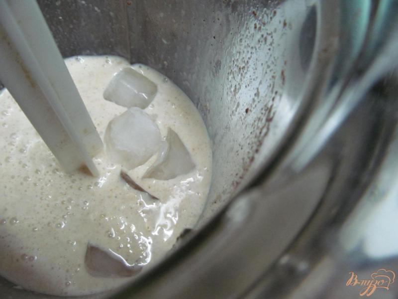 Фото приготовление рецепта: Смузи из замороженного банана овсянки и мороженого шаг №4
