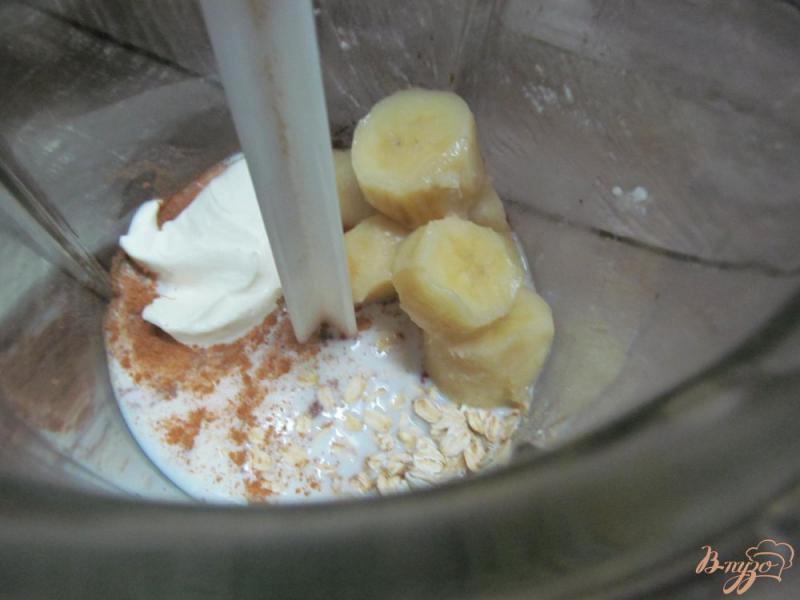 Фото приготовление рецепта: Смузи из замороженного банана овсянки и мороженого шаг №2