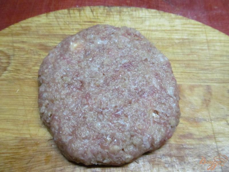 Фото приготовление рецепта: Гамбургер с яблочным салатом и сырыми шампиньонами шаг №3