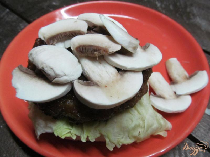Фото приготовление рецепта: Гамбургер с яблочным салатом и сырыми шампиньонами шаг №9