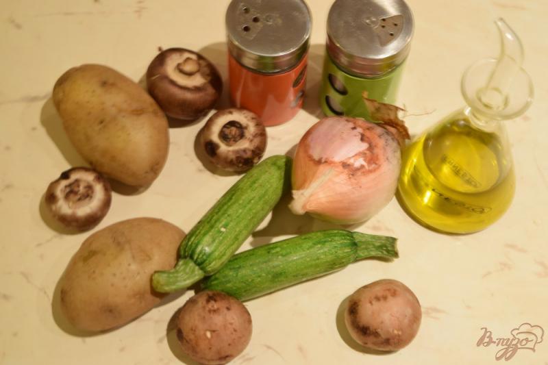 Фото приготовление рецепта: Картофель жаренный с кабачками и шампиньонами шаг №1