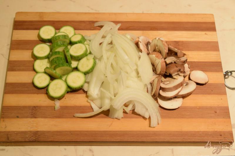 Фото приготовление рецепта: Картофель жаренный с кабачками и шампиньонами шаг №3