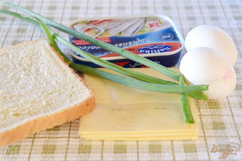 Фото приготовление рецепта: Бутерброды с яйцом и консервой в масле шаг №1