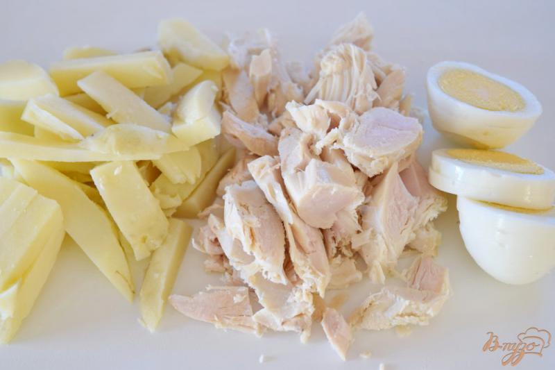 Фото приготовление рецепта: Салат с отварной курицей шаг №2
