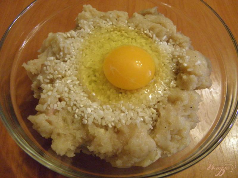 Фото приготовление рецепта: Тефтели с сырым рисом в томатной подливе шаг №5
