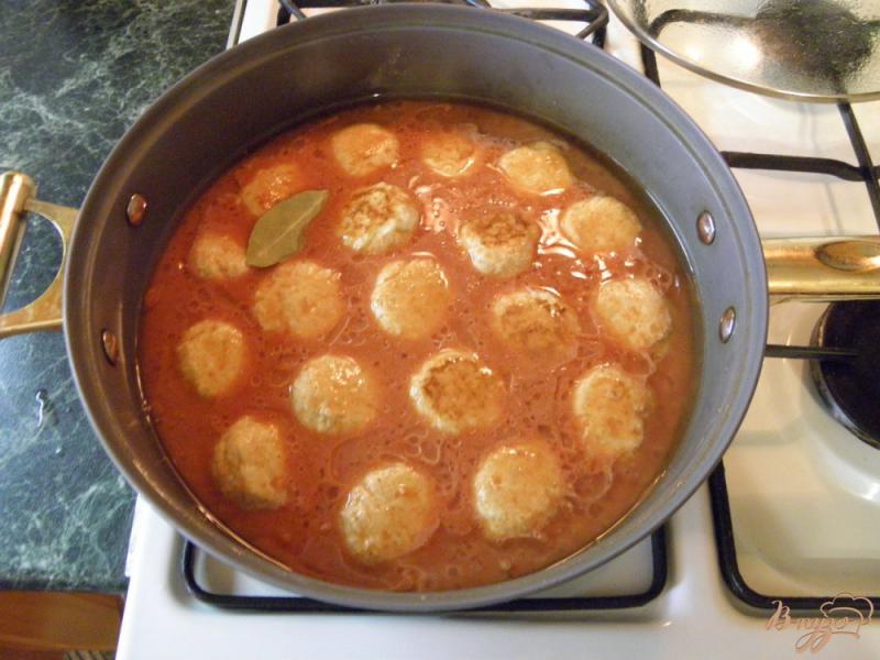 Фото приготовление рецепта: Тефтели с сырым рисом в томатной подливе шаг №10