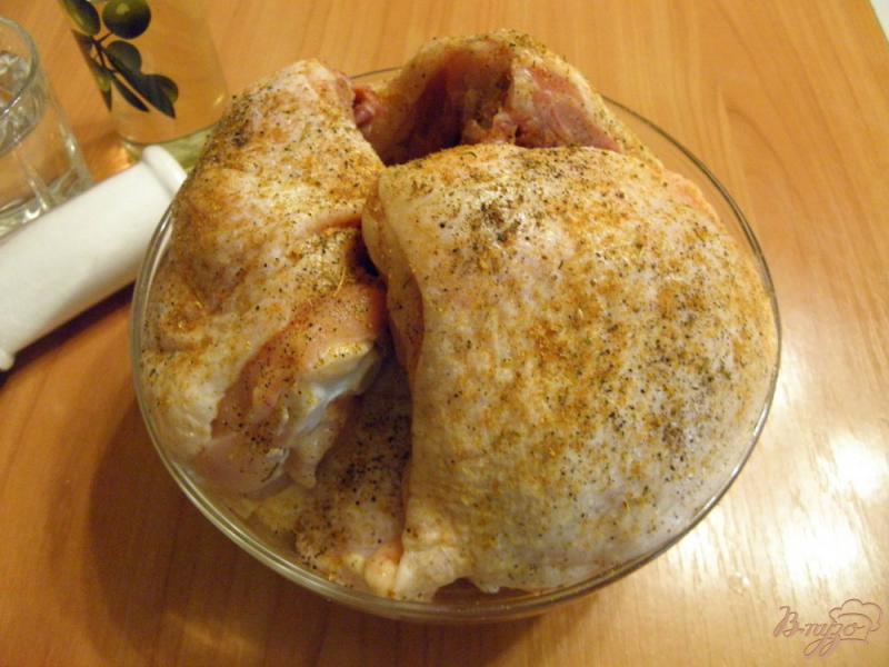 Фото приготовление рецепта: Бедро куриное с горошком шаг №2