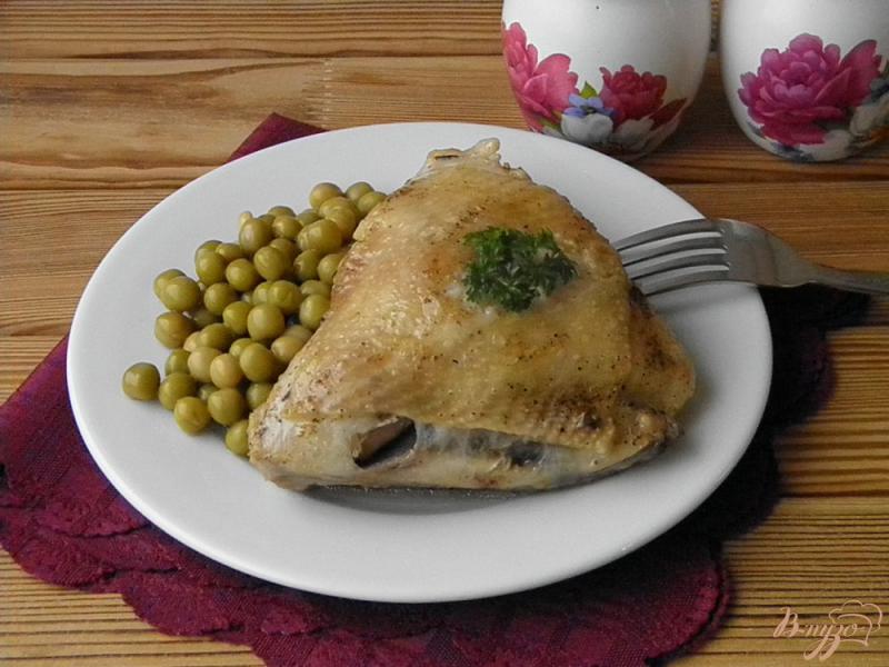 Фото приготовление рецепта: Бедро куриное с горошком шаг №5