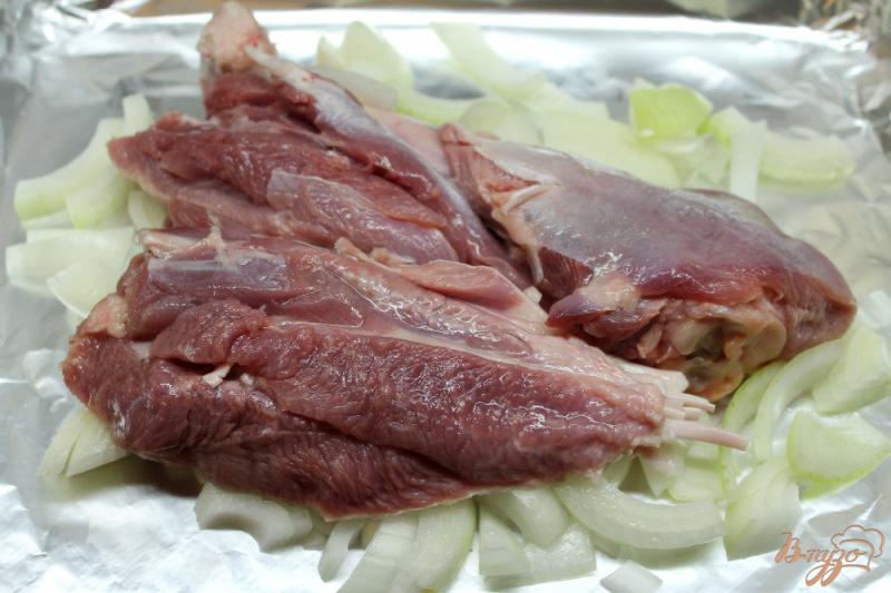 Фото приготовление рецепта: Мясо индейки запеченое с картофелем и пряностями в духовке шаг №2