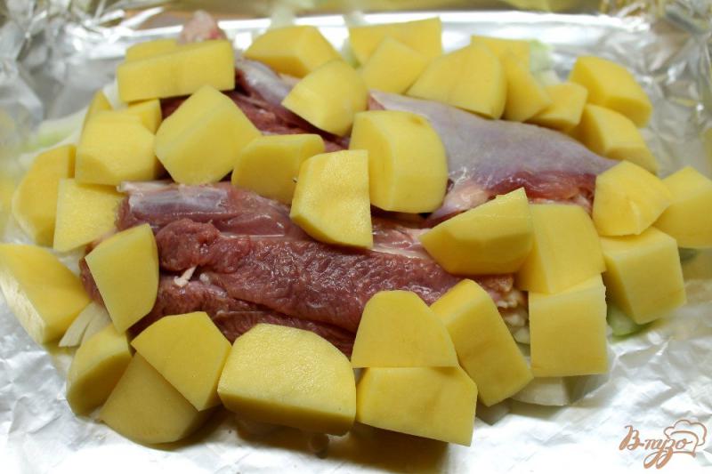Фото приготовление рецепта: Мясо индейки запеченое с картофелем и пряностями в духовке шаг №3