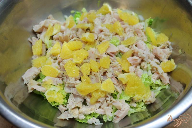 Фото приготовление рецепта: Салат с курицей апельсином и яблоком шаг №3