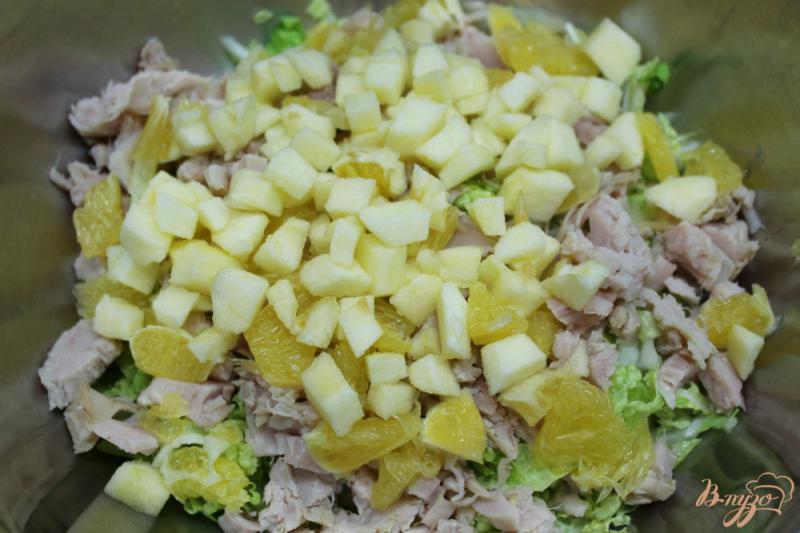 Фото приготовление рецепта: Салат с курицей апельсином и яблоком шаг №4