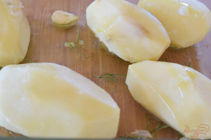 Фото приготовление рецепта: Картофель, запеченный с травами и чесноком шаг №4
