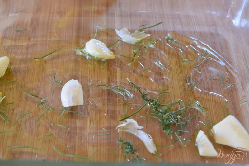 Фото приготовление рецепта: Картофель, запеченный с травами и чесноком шаг №3