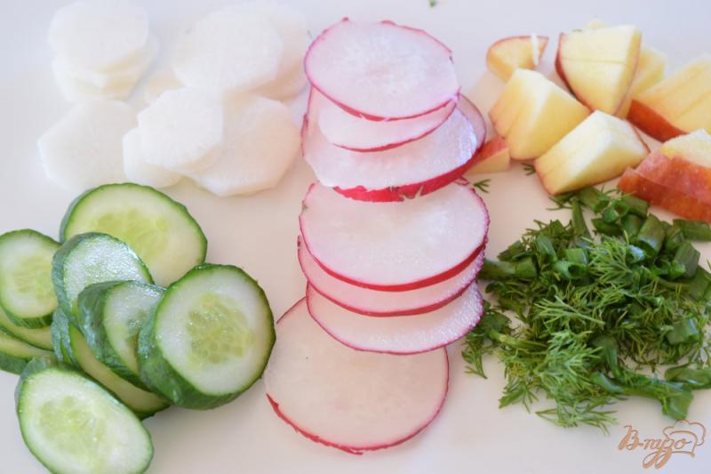 Фото приготовление рецепта: Салат с редисом, яблоком и огурцом шаг №2