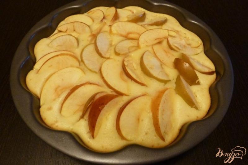 Фото приготовление рецепта: Яблочный пирог на сметане шаг №5