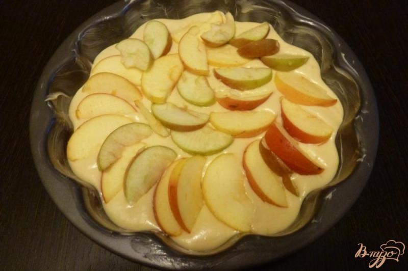 Фото приготовление рецепта: Яблочный пирог на сметане шаг №3