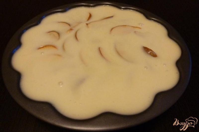 Фото приготовление рецепта: Яблочный пирог на сметане шаг №6