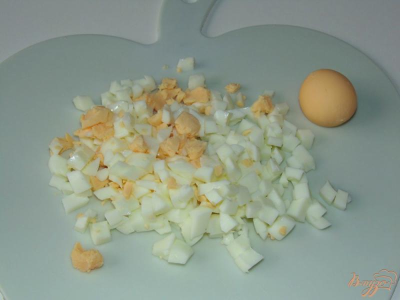 Фото приготовление рецепта: Салат с рисом и маринованными грибами шаг №3