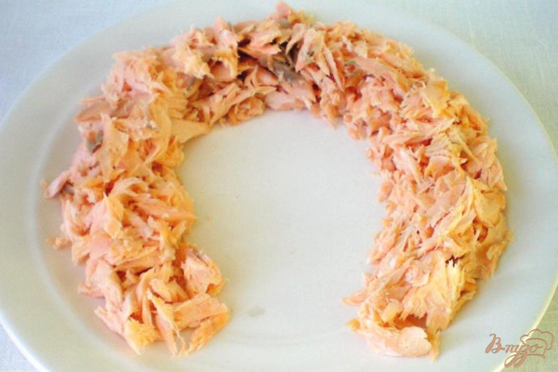 Фото приготовление рецепта: Рыбный салат в виде подковы шаг №1