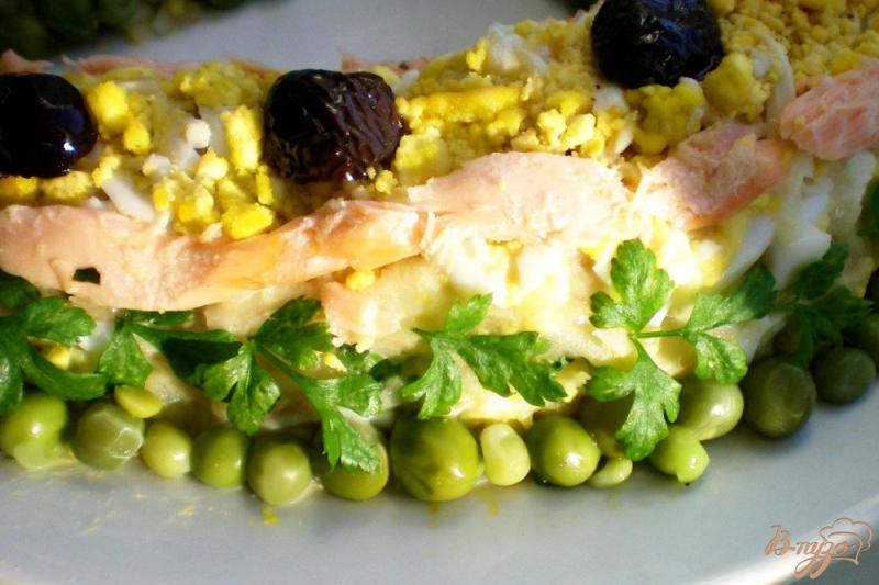 Фото приготовление рецепта: Рыбный салат в виде подковы шаг №9