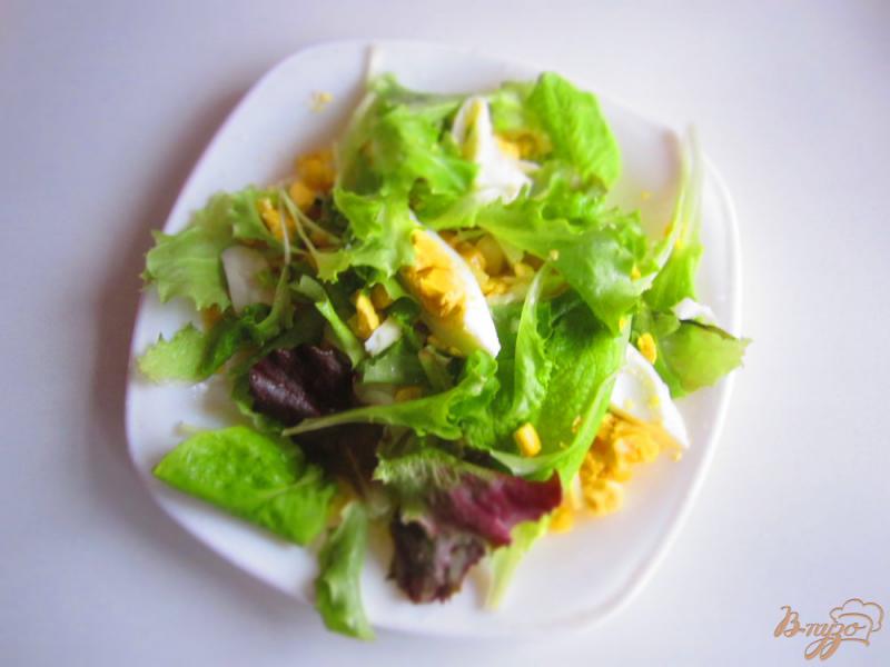 Фото приготовление рецепта: Салат с яйцом и кукурузой шаг №4