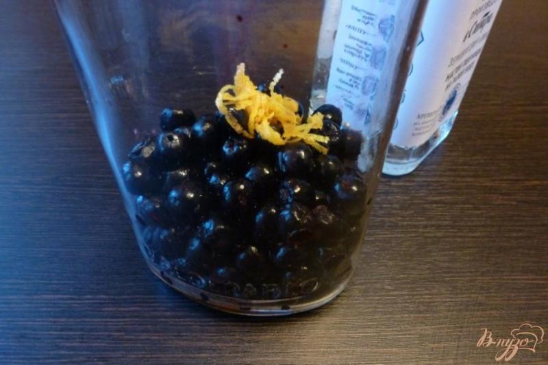 Фото приготовление рецепта: Настойка на черноплодной рябине с цедрой апельсина шаг №4